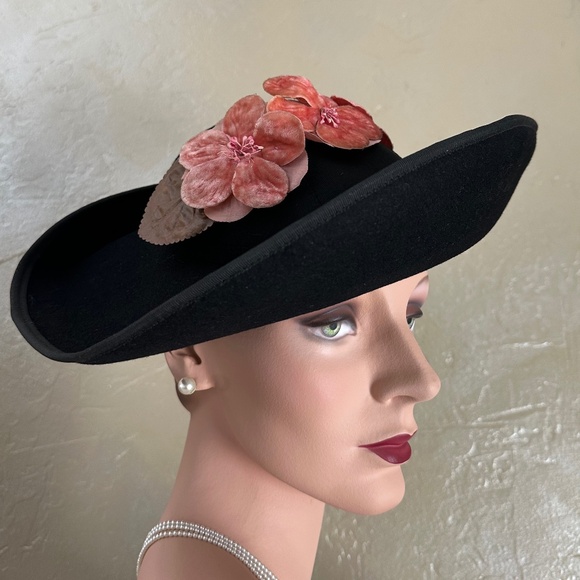 SUPERB 1940\'S WIDE BRIM TILT HAT WITH SALMON COLORED FABRIC LEAVES main image 5
